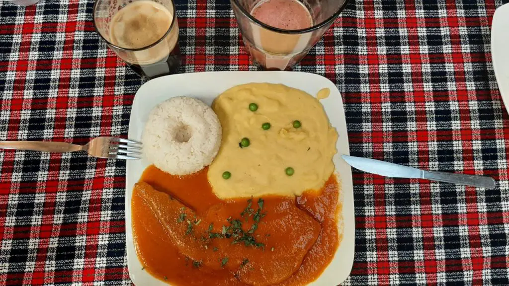 Scopri dove mangiare tipici piatti peruviani - Viaggio in perù - purè e lingua